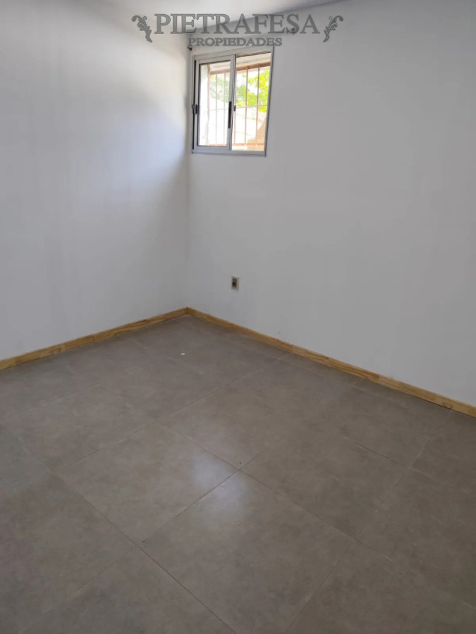 Casa ID.15131 - Casa en alquiler, 2 dormitorios, 1 baño, patio, cochera. La Teja.