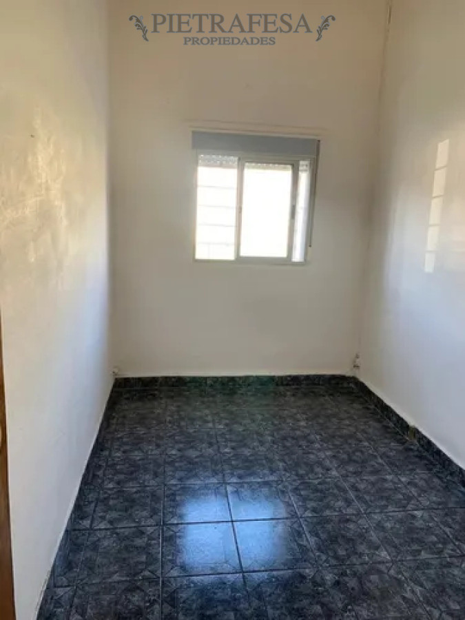 Casa ID.13916 - Casa en alquiler, 3 dormitorios, 1 baño, patio, cochera. Cerro.