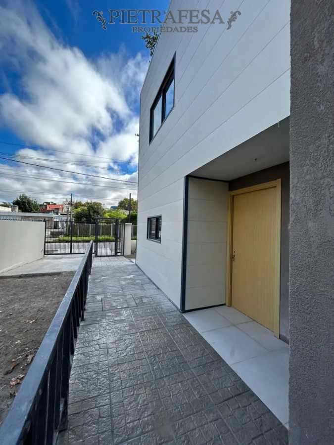 Casa ID.15619 - Casa duplex en alquiler, 2 dormitorios, 1 baño, patio, cochera. Malvin Norte.