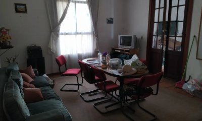 Casa en venta 5 dormitorios, 3 baños, fondo y cochera- Larravide- Unión