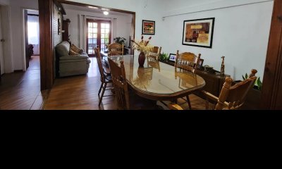 Casa en venta 3 dormitorios, 1 baño, barbacoa y cochera-Julián Laguna- Belvedere