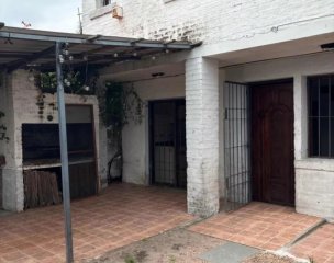 Casa en venta con renta, 3dormitorios, 2baños, cochera- Solymar