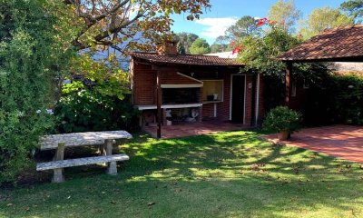 Gran casa en venta 3 dormitorios, piscina, barbacoa-Carrasco Norte