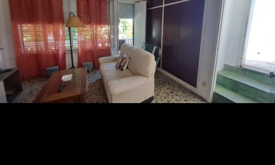 Casa en venta con renta, 2 dormitorios, 1 baño y patio-Buceo