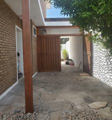 Casa en venta con renta 3 dormitorios 2 baños, fondo con parrillero y garaje-Costa Rica-Carrasco
