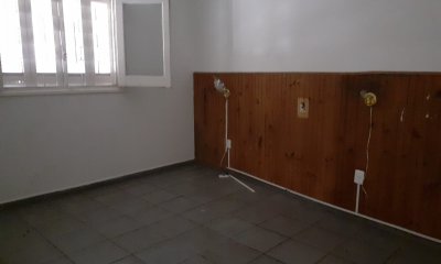 Casa en venta con renta 3 dormitorios 1 baño cochera Corumbé Perez Castellanos