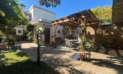Casa en venta, 4 dorm, 2 baños, garaje-Aires Puros