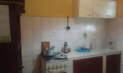 Casa de 1 dormitorio y monoambiente con renta en venta-Las Acacias