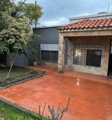 Casa en venta padrón único con dos casas con fondo y cochera -Zum Felde - Malvin Norte