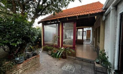 Casa mas apto en venta, 6 dormitorios, 3 baños, fondo, barbacoa y garaje-Doroteo Enciso - Capurro