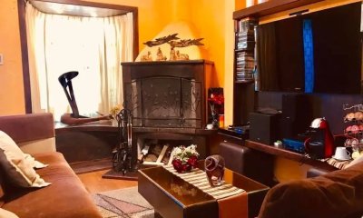 Casa en venta con renta 2 plantas 5 dormitorios 2 baños con fondo y parrillero - Av. Carlos María Ramirez- La Teja -