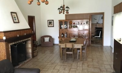 Casa en venta con renta 4 dormitorios 2 baños con garaje y patio- Av. San Martín - Cerrito
