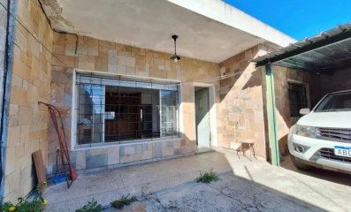 Casa con gran terreno, 2 dormitorios, 1 baño- Villa Española