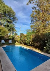 Casa en venta 5 dormitorios, 4 baños, fondo con piscina y garaje-Basilea-Carrasco