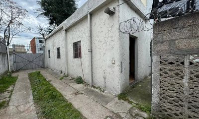 Casa en venta, 1 dormitorio y gran terreno-La Blanqueada