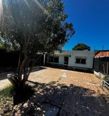 Casa 3 dormitorios mas galpón en venta-Villa García