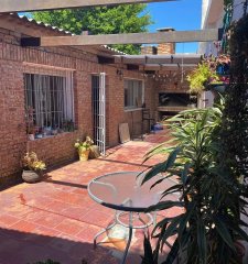 Casa en venta 1 dormitorio, 2 baños, patio con parrillero y cochera-alle Dr. José Irureta Goyena-Villa Española