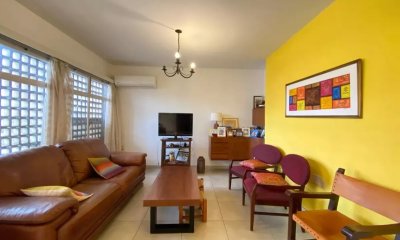 2 casas en venta con renta, 4 dormitorios, 3 baños, garaje y fondo- Avenida Cataluña- Parque Batlle