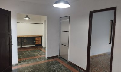 Casa en venta con renta, 2 dormitorios, patio-Cerro