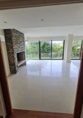 Casa en venta, 6 dormitorios, 5 baños, patio con parrillero, garaje. Barrio privado Carmel