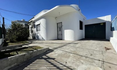 Casa en venta, 2 dormitorios, patio y gje-Pérez Castellanos