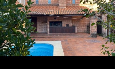 Casa en venta con piscina, 3 dorm, 4 baños, garaje-Colón