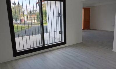 Casa en venta 3 dormitorios,4 baños, cochera- Parque de Solymar