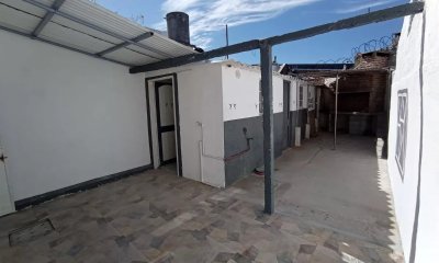 Casa en venta con renta, 2 dormitorios, 1 baño, patio- Unión.