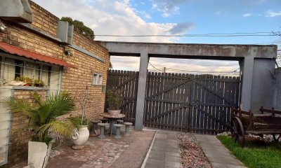 Casa en venta 4 dormitorios, 2 baños, fondo con barbacoa y galpón-Benito Riquet-La Teja