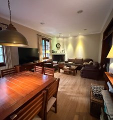 Casa a la venta, 4 dormitorios, 3 baños, patio, terraza con jacuzzi, garaje 3 autos - Pocitos