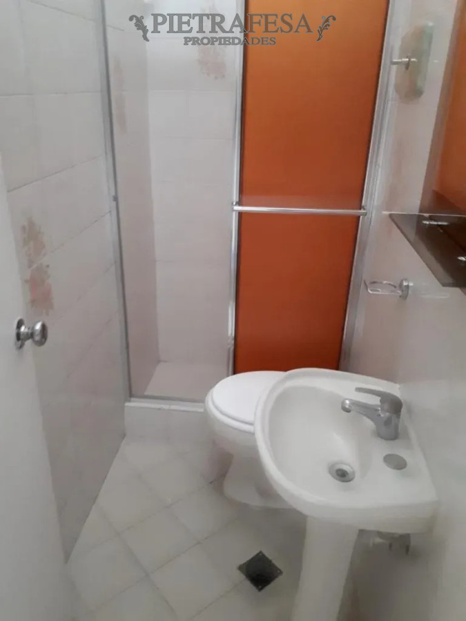 Casa ID.15303 - Casa en alquiler, 2 dormitorios, 2 baños, patio, garaje. Carrasco.