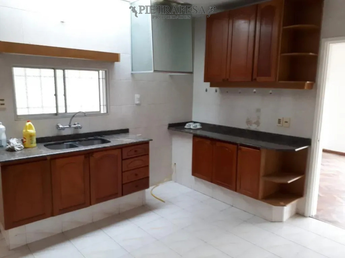 Casa ID.15303 - Casa en alquiler, 2 dormitorios, 2 baños, patio, garaje. Carrasco.