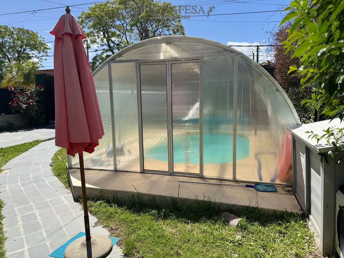 Casa ID.15056 - Casa en alquiler, 3 dormitorios, 2 baños, patio, piscina, cochera. CARRASCO