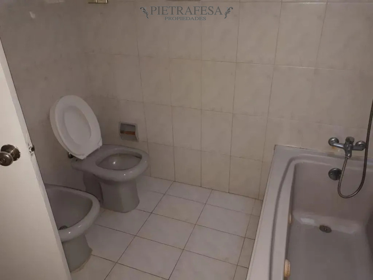 Casa ID.15303 - Casa en alquiler, 2 dormitorios, 2 baños, patio, garaje. Carrasco.