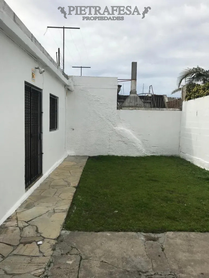 Casa ID.15303 - Casa en alquiler, 2 dormitorios, 2 baños, patio, garaje. Carrasco.