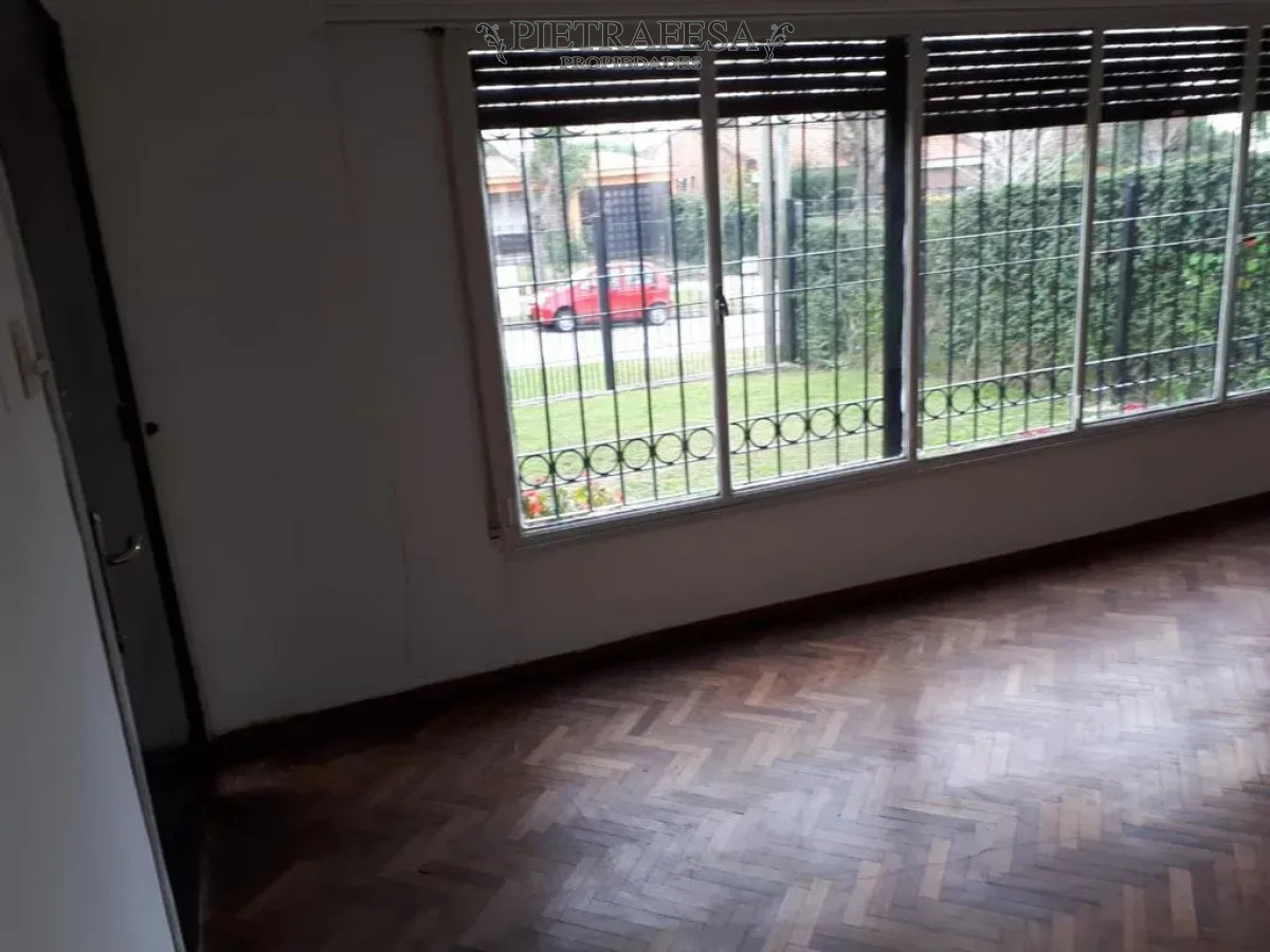 Casa ID.15303 - Casa en alquiler, 2 dormitorios, 2 baños, patio, garaje. Carrasco.