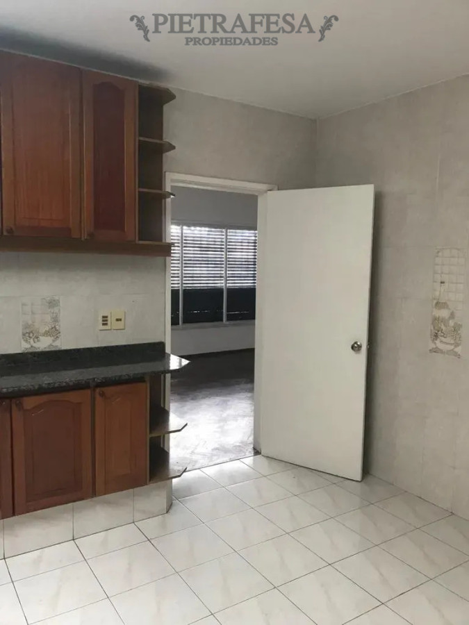 Casa ID.15303 - Casa en alquiler, 2 dormitorios, 2 baños, patio, garaje. Carrasco.