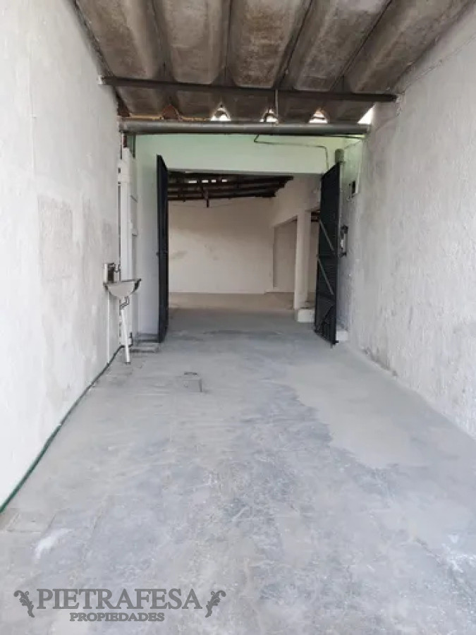 Local Comercial ID.13239 - Local en alquiler, 1baño, altillo. Sayago.