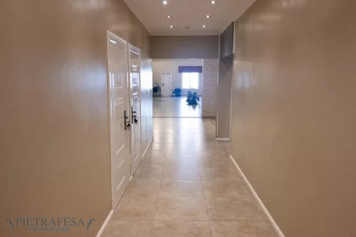Local Comercial ID.12436 - Local en alquiler, 4baños, cocina, patio. Brazo Oriental.