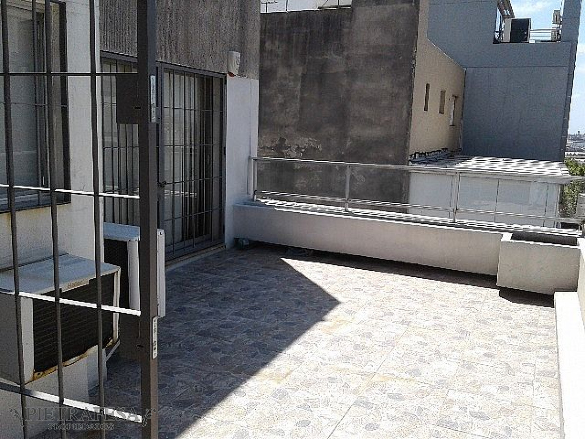 Local Comercial ID.605 - Oficina en venta con terraza - Rio Branco - Centro 