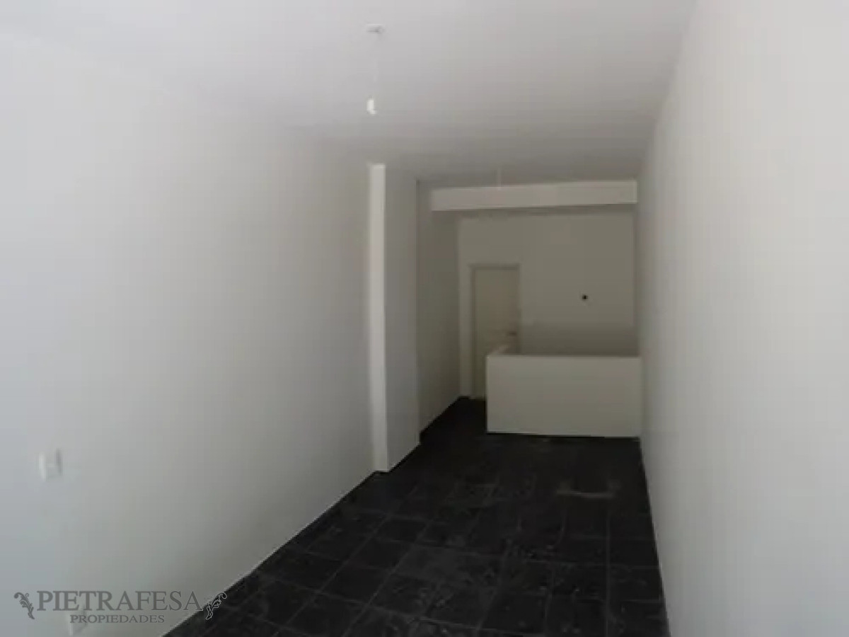 Local Comercial ID.13742 - Local en alquiler, 1baño, depósito. Pocitos.