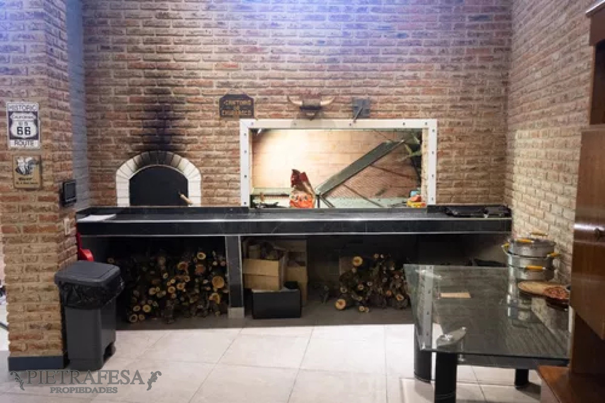 Local Comercial ID.12436 - Local en alquiler, 4baños, cocina, patio. Brazo Oriental.