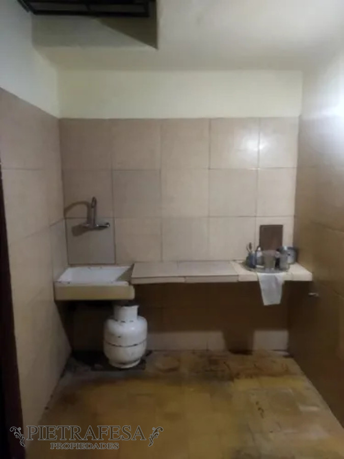 Local Comercial ID.13506 - Local en alquiler, 1dormitorio, 1baño, kitchenette. Aguada.