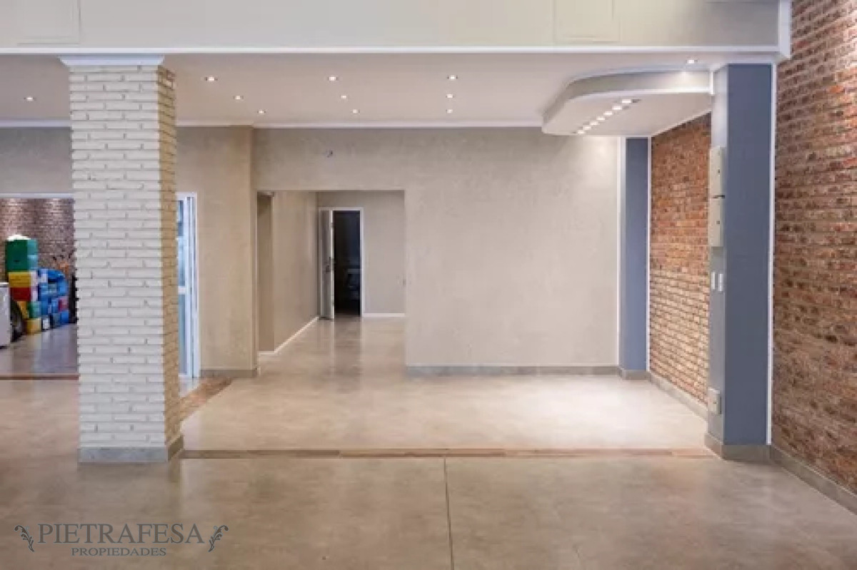 Local Comercial ID.12436 - Local en alquiler, 4baños, cocina, patio. Brazo Oriental.