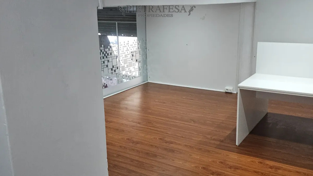 Local Comercial ID.15977 - Local en alquiler, 1 baño, entrepiso. Centro.