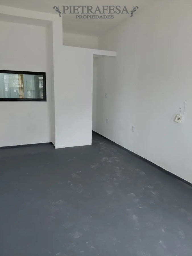 Local Comercial ID.15839 - Local en alquiler, 1 baño, kitchenette. La Blanqueada.