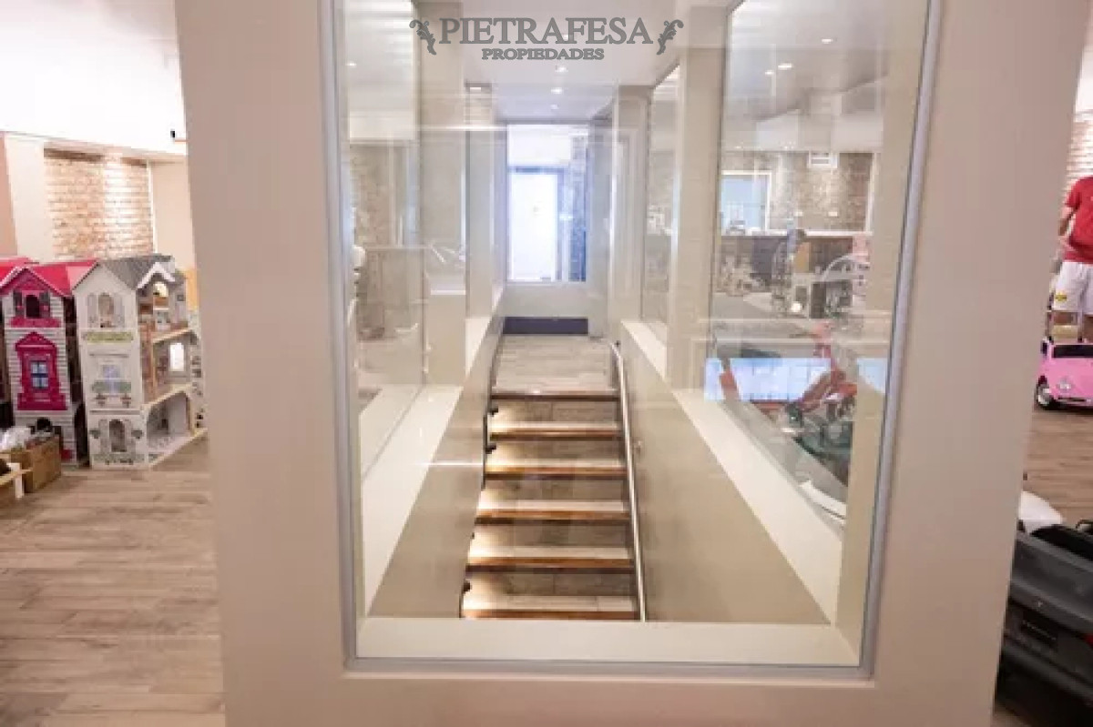 Local Comercial ID.12436 - Local en alquiler, 4baños, cocina, patio. Brazo Oriental.