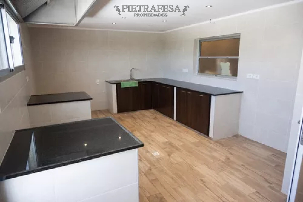 Local Comercial ID.12436 - Local en alquiler, 4baños, cocina, patio. Brazo Oriental.