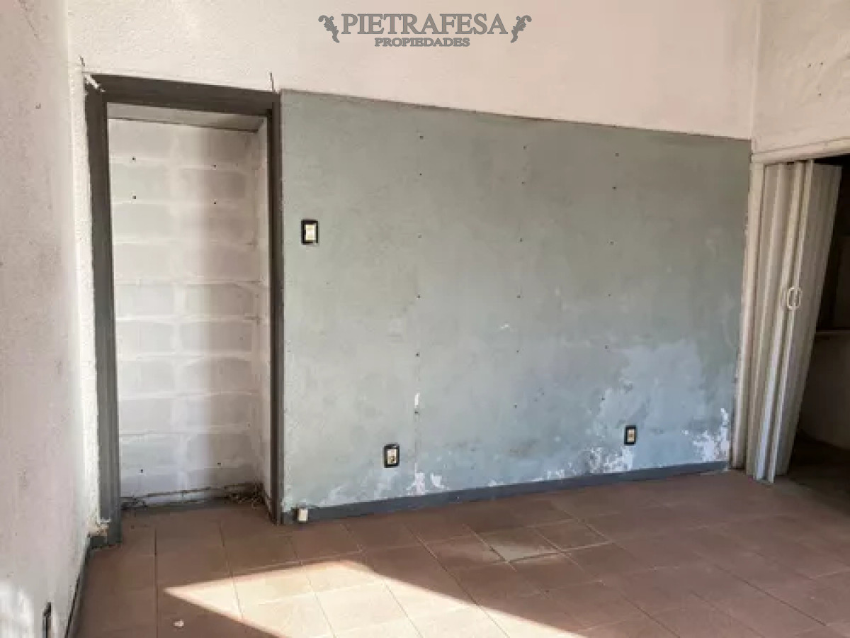 Local Comercial ID.12463 - Local en alquiler, cocina, 1baño. Shangrila.