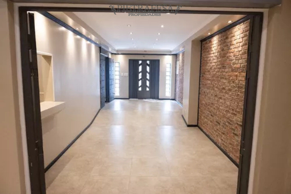 Local Comercial ID.12436 - Local en alquiler, 4baños, cocina, patio. Brazo Oriental.